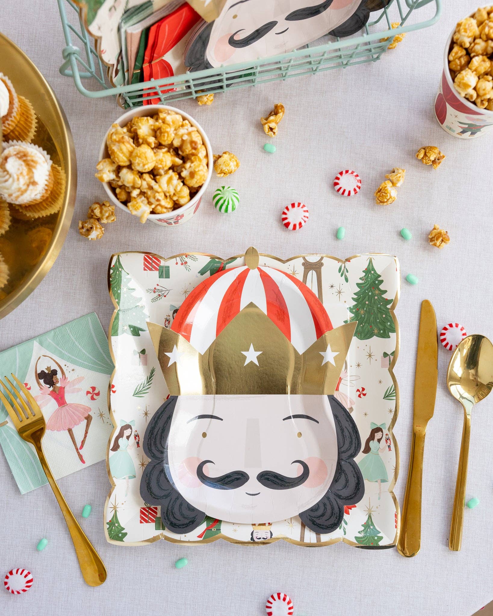 NUT1140 - Nutcracker Pattern 9" Plate